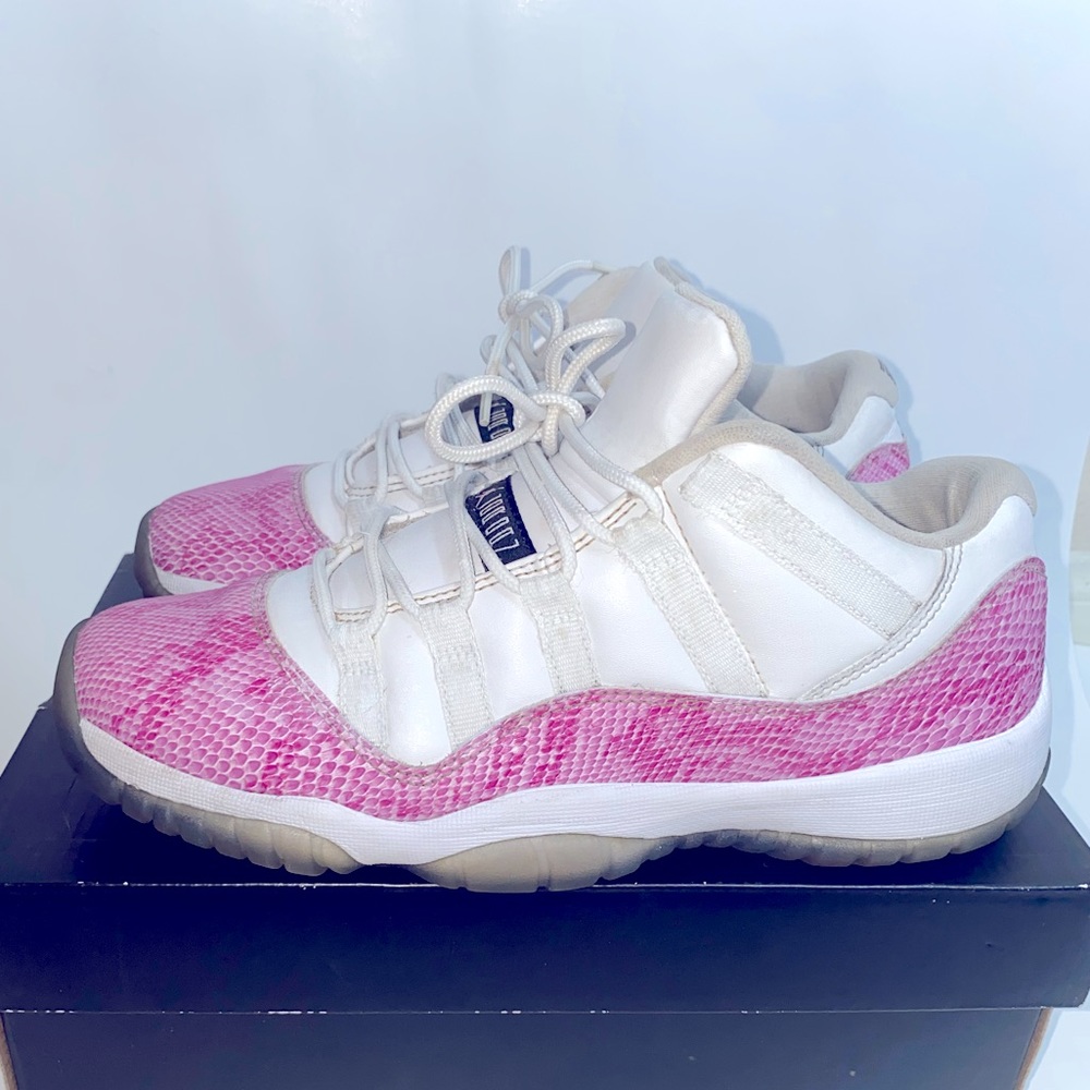 AIR JORDAN 11 XI RETRO LOW WHITE/PINK “SNAKE SKIN” SIZE 7 Y Euro 40 (580521 108)